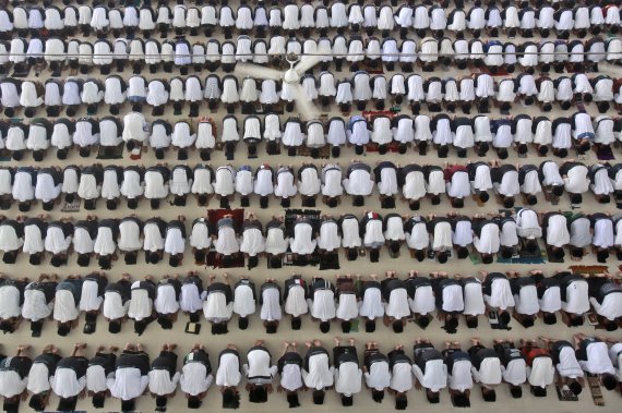 [인도네시아=AP/뉴시스] 3일(현지시간) 인도네시아 북수마트라주 메단의 아르-라우들라툴 하사나 이슬람 기숙학교에서 학생들이 라마단 첫 날 정오 기도를 하고 있다. 2022.04.04.