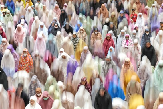 [인도네시아=AP/뉴시스] 3일(현지시간) 인도네시아 자카르타 이스티클랄 모스크에서 무슬림 여성들이 기도를 하고 있다. 2022.04.04.