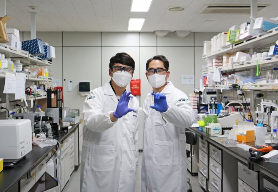 화학연구원 CEVI 융합연구단의 이종환 선임연구원(왼쪽)과 김홍기 책임연구원이 코로나19 변이 항원 현장 신속진단 기술을 적용한 신속진단키트를 들어보이고 있다. 화학연구원 제공