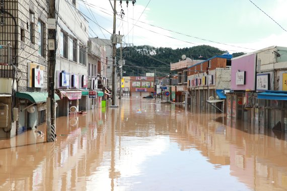 지난 2018년 10월 5~6일 태풍 콩레이의 영향으로 평균 311.5㎜폭우가 내려 1명이 사망하고 주택 1300여채가 침수된 가운데 경북 영덕군 강구시장 모습. (사진= 뉴시스 DB) photo@newsis.com /사진=뉴시스