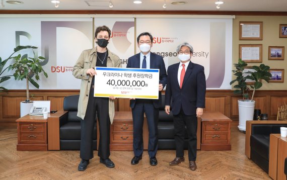 장제국 동서대 총장(가운데)이 전쟁의 아픔을 겪고 있는 우크라이나에서 유학온 학생들을 돕기 위해 1년간 등록금과 기숙사비를 지원하기로 하기로 결정했다. 사진=동서대학교 제공