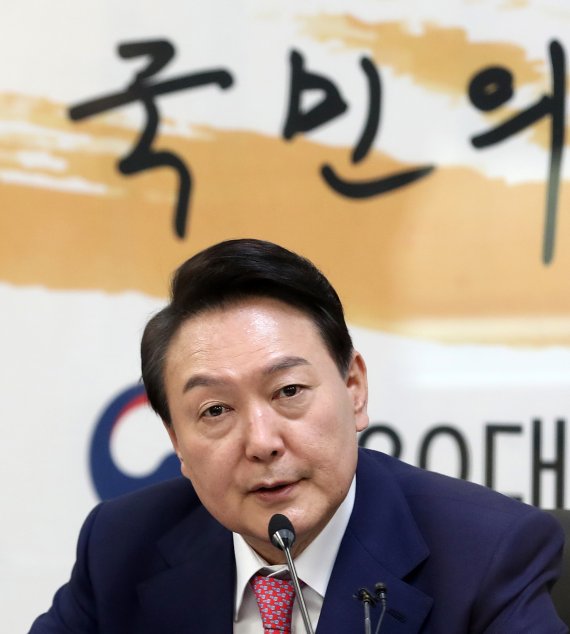 尹 '대통령 권한 내려놓기' 개혁 시작은 文이 만든 '일자리수석' 부터...