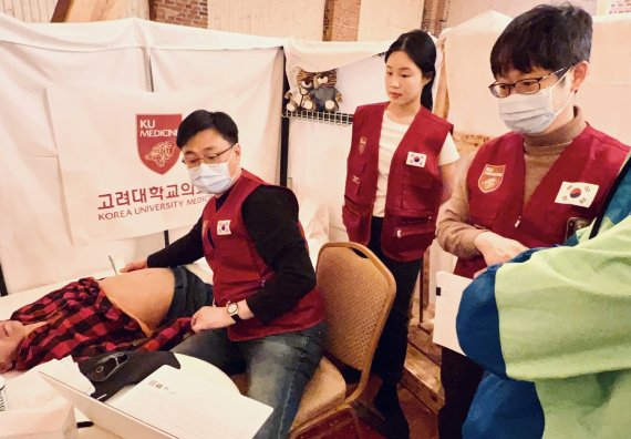 [서울=뉴시스]정철웅 고려대 안암병원 이식혈관외과 교수가 환자의 상태를 휴대용 초음파로 살펴보고 있다. (사진= 고려대의료원 제공) 2022.04.04