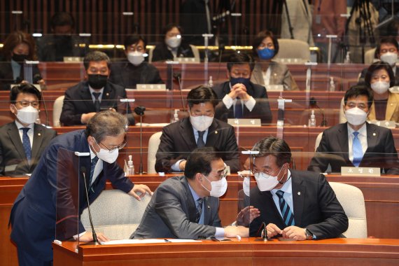 "검언개혁 반대?" 문자폭탄에 놀란 민주당 의원들 해명