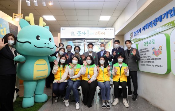 [용인=뉴시스]용인시가 4일 용인 경전철 기흥역 환승센터 내에 조아용 굿즈를 판매하는 ‘조아용in스토어’를 열었다.