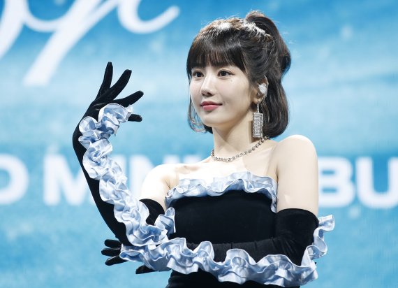 가수 권은비가 4일 오후 서울 광진구 예스24 라이브 홀에서 가진 두 번째 미니 앨범 ‘컬러(color)’ 컴백 쇼케이스에서 포즈를 취하고 있다. 2022.4.4/뉴스1 © News1 권현진 기자