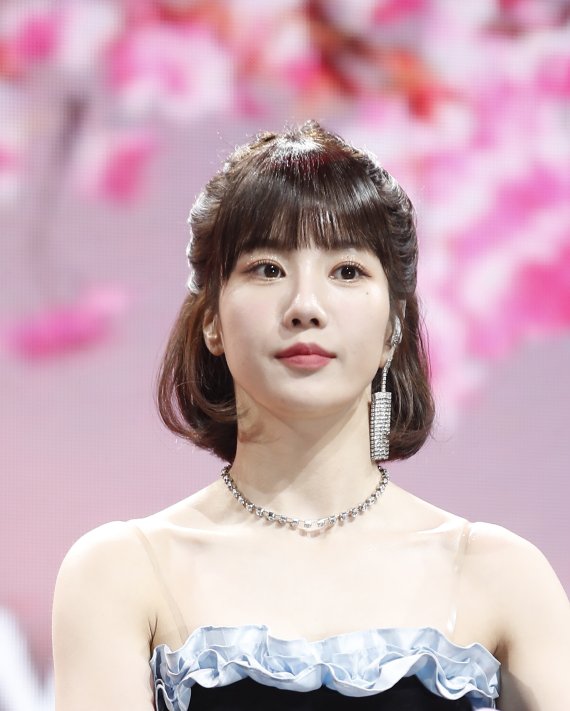 가수 권은비가 4일 오후 서울 광진구 예스24 라이브 홀에서 가진 두 번째 미니 앨범 ‘컬러(color)’ 컴백 쇼케이스에서 매력을 발산하고 있다. 2022.4.4/뉴스1 © News1 권현진 기자