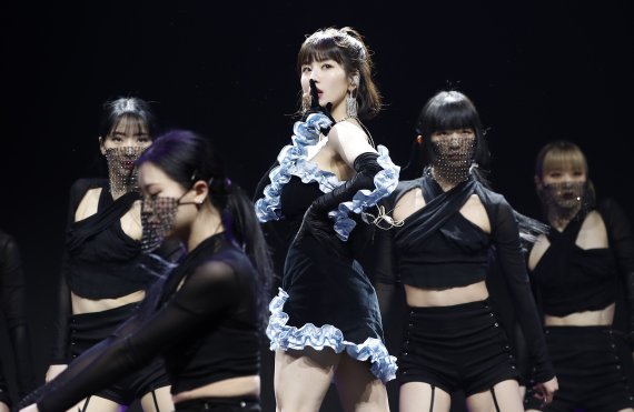 가수 권은비가 4일 오후 서울 광진구 예스24 라이브 홀에서 가진 두 번째 미니 앨범 ‘컬러(color)’ 컴백 쇼케이스에서 신곡을 선보이고 있다. 2022.4.4/뉴스1 © News1 권현진 기자