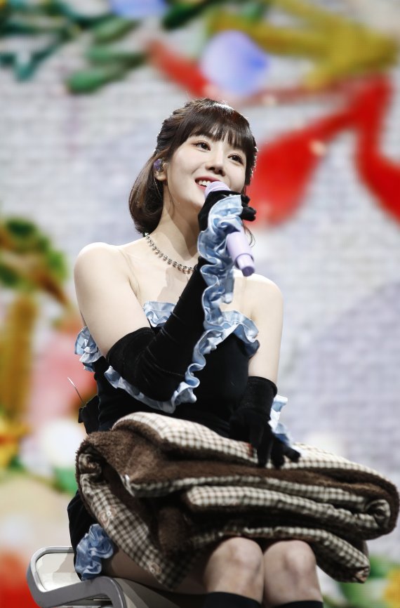 가수 권은비가 4일 오후 서울 광진구 예스24 라이브 홀에서 가진 두 번째 미니 앨범 ‘컬러(color)’ 컴백 쇼케이스에서 신곡을 선보이고 있다. 2022.4.4/뉴스1 © News1 권현진 기자