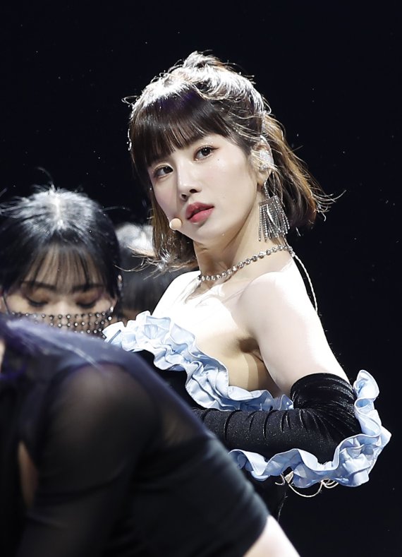 가수 권은비가 4일 오후 서울 광진구 예스24 라이브 홀에서 가진 두 번째 미니 앨범 ‘컬러(color)’ 컴백 쇼케이스에서 신곡을 선보이고 있다. 2022.4.4/뉴스1 © News1 권현진 기자