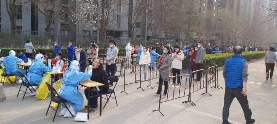 중국 베이징 차오양구의 한인 밀집지역 왕징에서 확진자가 발생하자, 4일 오후 인근 아파트 주민들이 핵산 검사를 하고 있다. 사진=정지우 특파원