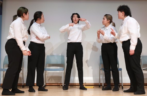 지난해 2월 '제1회 한국수어의 날' 기념식에서 핸드스피크 팀이 수어로 축하공연을 하고 있다. /뉴스1 © News1 송원영 기자