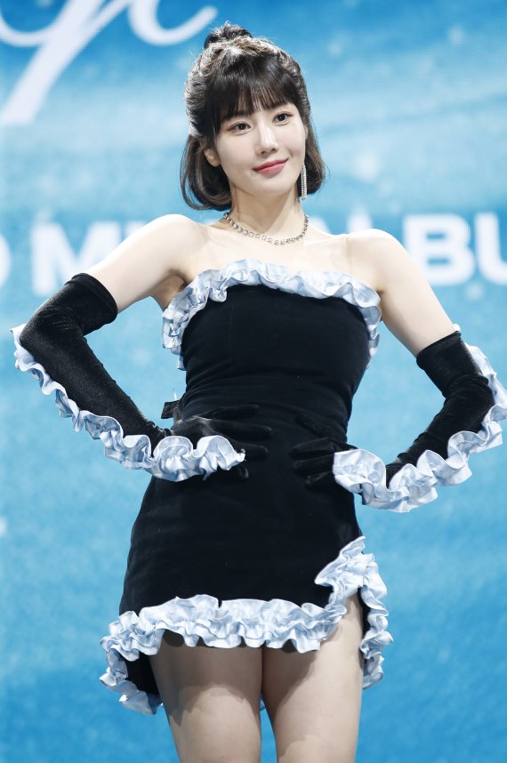 가수 권은비가 4일 오후 서울 광진구 예스24 라이브 홀에서 가진 두 번째 미니 앨범 ‘컬러(color)’ 컴백 쇼케이스에서 포즈를 취하고 있다. 2022.4.4/뉴스1 © News1 권현진 기자