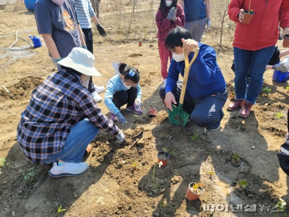 김상호 하남시장(앞줄 오른쪽) 2일 당정뜰 토종식물 식재 참석. 사진제공=하남시