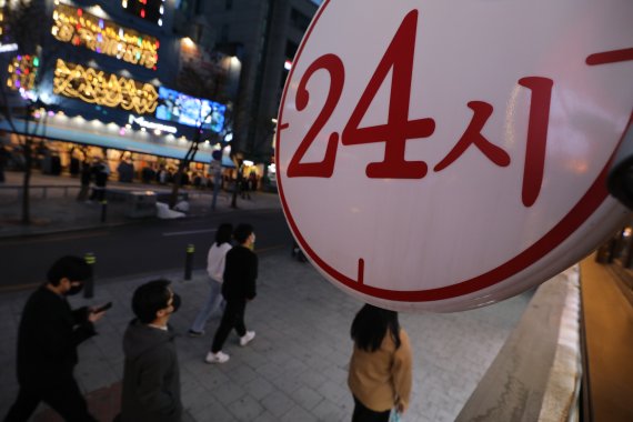 4일 오후 서울 마포구 홍대거리에서 시민들이 발걸음을 옮기고 있다. 중앙재난안전대책본부에 따르면 이날 0시부터 오는 17일까지 2주간 사적모임 가능 인원은 10명, 식당과 카페 등 다중이용시설 영업제한 시간은 밤 12시로 늘어난다. 행사나 집회 인원은 종전처럼 최대 299명까지로 유지된다. 정부는 위중증 환자·의료체계 여력 등이 안정적으로 유지된다면 2주 후에는 실내 마스크를 제외한 거리두기 해제도 가능하다는 입장이다. 2022.4.4/뉴스1 © News1 황기선 기자