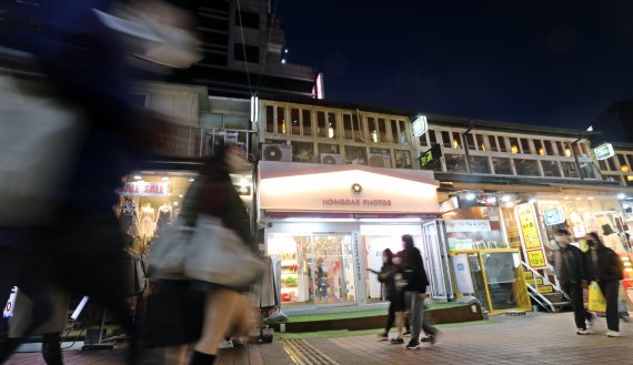 4일 오후 서울 마포구 홍대거리에서 시민들이 발걸음을 옮기고 있다. 중앙재난안전대책본부에 따르면 이날 0시부터 오는 17일까지 2주간 사적모임 가능 인원은 10명, 식당과 카페 등 다중이용시설 영업제한 시간은 밤 12시로 늘어난다. 행사나 집회 인원은 종전처럼 최대 299명까지로 유지된다. 정부는 위중증 환자·의료체계 여력 등이 안정적으로 유지된다면 2주 후에는 실내 마스크를 제외한 거리두기 해제도 가능하다는 입장이다. 2022.4.4/뉴스1 © News1 황기선 기자