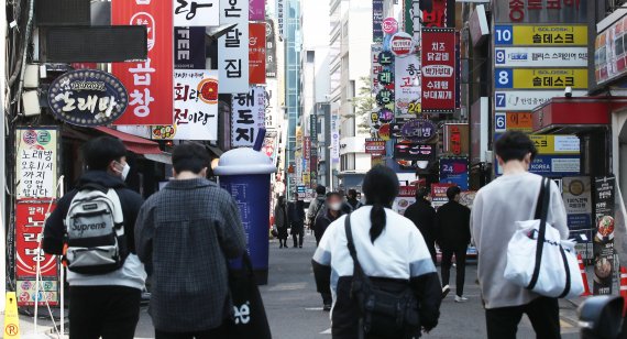 3일 오후 서울 종로구의 한 식당가에 시민들이 지나가고 있다. 사적 모임 인원 10명, 다중시설 이용 시간 12시를 골자로하는 사회적 거리두기가 내일(4일)부터 17일까지 2주간 시행된다. 이번 완화 조치는 사실상 마지막 사회적 거리두기 조정안이다. 정부는 2주간 유행이 통제된다고 판단하면 2주 후엔 전면 폐지를 논의한다는 계획이다. 영업시간 제한이 풀리면 코로나19 이전과 같이 ‘24시간 매장 영업’이 가능해진다. 2022.4.3/뉴스1 © News1 박지혜 기자