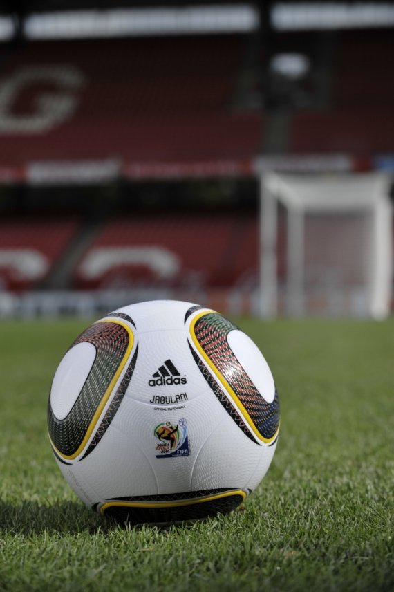 【서울=뉴시스】국제축구연맹(FIFA)과 스포츠용품업체 아디다스는 4일(한국시간) 남아프리카공화국 케이프타운에서 2010남아공월드컵 공인구 '자블라니'를 공개했다. (사진= 아디다스 제공)