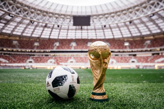 【서울=뉴시스】 아디다스가 9일(현지시각) 러시아 모스크바에서 2018 FIFA 러시아 월드컵 공인구 텔스타 18 (Telstar 18)’ 발표 행사를 개최했다. 새롭게 공개된 ‘텔스타18’은 최초의 아디다스 공인구인 1970년 멕시코 월드컵 때 사용된 ‘텔스타’에서 영감을 받은 것으로, 2014 FIFA 브라질 월드컵의 공인구 브라주카의 기본 골격이 되는 틀(carcass)을 살린 채, 새로운 기술력을 도입해 퍼포먼스를 극대화 했다. 2017.11.10. (사진=아디다스 제공) photo@newsis.com