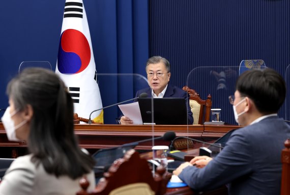 文대통령 "가축전염병 언제 어디서든 발생…긴장 끈 늦추지 말라"