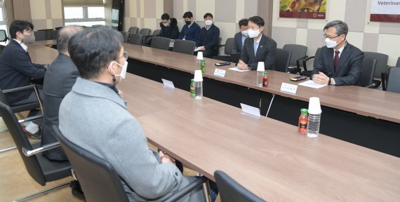 김강립 식품의약품안전처장이 신종 코로나바이러스 감염증 자가 검사 키트 제조업체인 강원도 춘천시 소재 메디안 디노 스틱을 방문, 임직원을 격려하고 있다. (식약처 제공) 2022.2.25/뉴스1