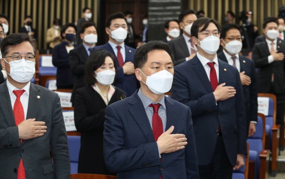 김기현 국민의힘 원내대표와 의원들이 5일 오후 국회에서 열린 의원총회에서 국민의례를 하고 있다. 뉴스1.