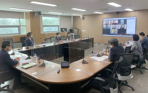 [대구=뉴시스] 고여정 기자 = 대구한의대학교는 국제협력선도대학사업단은 베트남 호치민기술대학교와 화상 세미나를 개최했다. 2022.04.05(사진 = 대구한의대학교) ruding@newsis.com *재판매 및 DB 금지