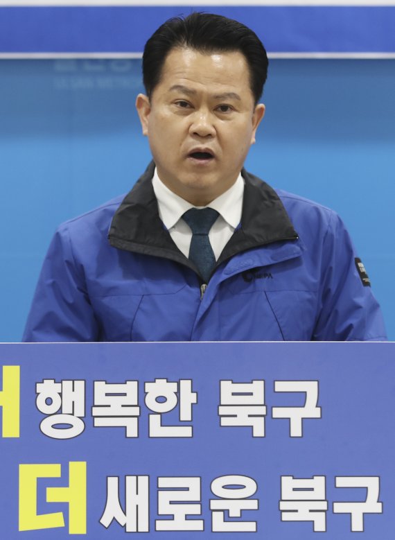 더불어민주당 소속의 박병석 울산시의회 의장이 5일 울산시의회 프레스센터에서 기자회견을 열고 6.1 지방선거 북구청장 출마를 선언하고 있다. /사진=뉴스1