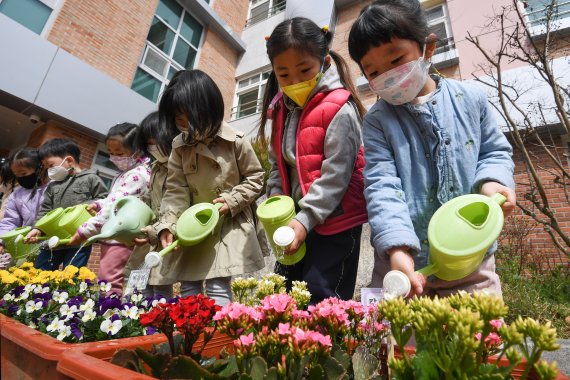 [대구=뉴시스] 이무열 기자 = 식목일인 5일 대구 수성구 황금유치원에서 유치원생들이 고사리 손으로 심은 모종에 물을 주고 있다. 2022.04.05. lmy@newsis.com