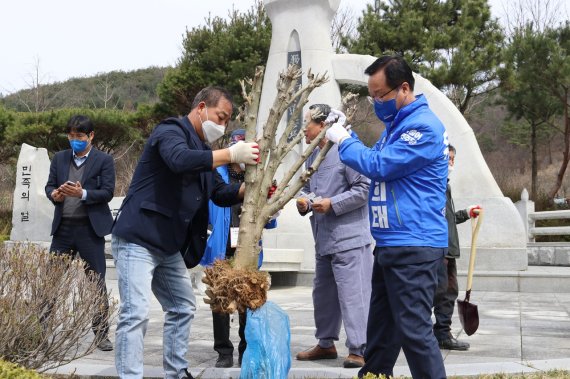 [완주=뉴시스] 강명수 기자 =전북 완주군수에 출마한 유희태 예비후보가 5일 식목일을 맞아 경천면 독립운동기념관을 찾아 무궁화를 식재하고 있다. (사진 =유희태 예비후보 제공) 2022.04.05. photo@newsis.com *재판매 및 DB 금지