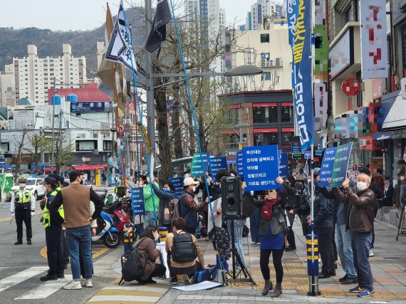 [부산=뉴시스] 이동민 기자 = 시민단체 '부산당당'이 5일 오후 부산 금정구 부산대 정문 앞에서 조민의 의학전문대학원 입학 취소를 반대하는 시위를 벌이고 있다. 2022.04.05. eastsky@newsis.com