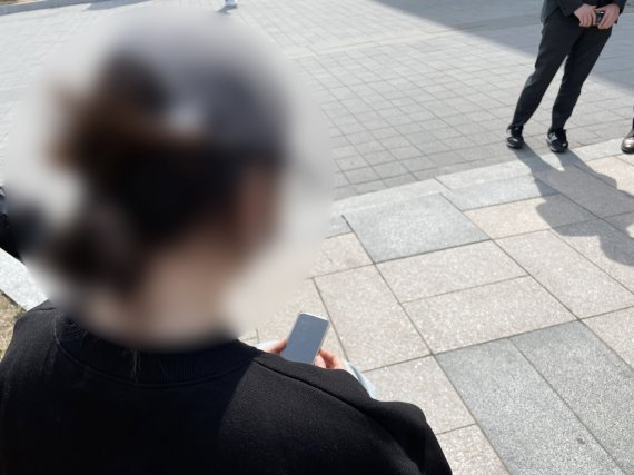 지난 3월 보이스피싱 범인으로부터 협박을 받은 피해자 A씨. 2022.4.5/뉴스1 © News1 강수련 기자