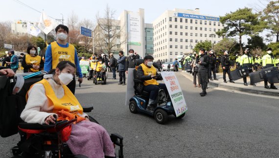 5일 오후 서울 종로구 서울특별시교육청 앞에서 열린 장애인교육 권리 실현을 위한 2022 교육감선거 장애인연대 출범식에서 참가자들이 장애인 교육권리 실현을 촉구하며 서울시청 방면으로 행진하고 있다. 2022.4.5/뉴스1 © News1 이승배 기자