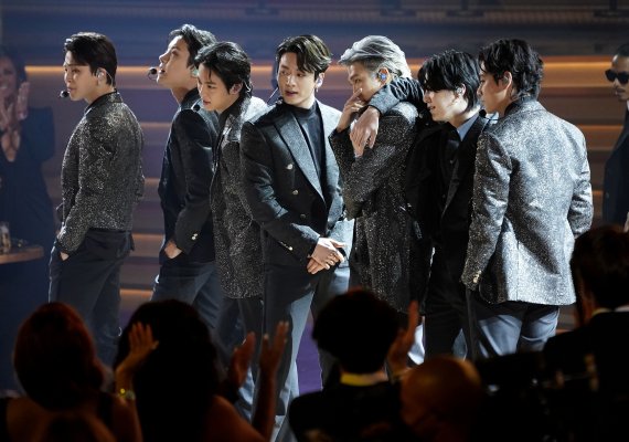 [라스베이거스=AP/뉴시스] 그룹 방탄소년단(BTS)이 3일(현지시간) 미 네바다주 라스베이거스의 MGM 그랜드 가든 아레나에서 열린 제64회 그래미 시상식에 참석해 '버터' 공연을 펼치고 있다. 2022.04.04.