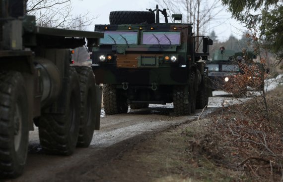지난 4월5일(현지시간) 우크라이나와 인접한 폴란드 아를라마우에 미 육군 82공정사단 차량들이 비행장을 향해 이동하고 있다.로이터뉴스1