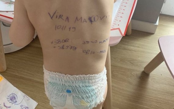 우크라이나 엄마가 아기 등에 펜으로 쓴 것은... '전쟁의 참혹한 현실'