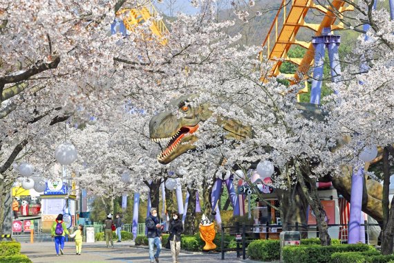 공룡 벚꽃 이색 인증샷 /사진=서울랜드
