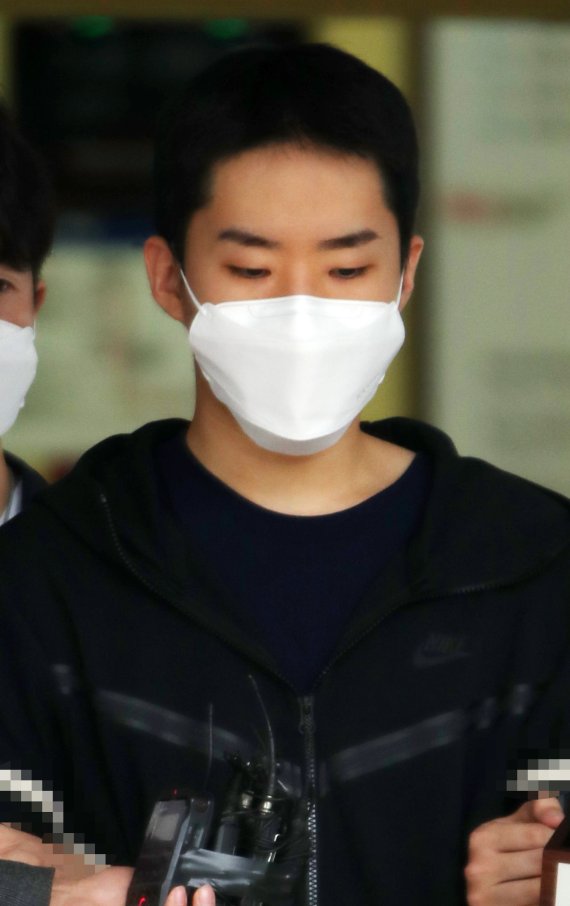 [서울=뉴시스]박주성 기자 = 남성들과 영상 통화를 하며 알몸인 모습을 녹화하고 이를 유포한 피의자 김영준(30)이 지난해 6월11일 오전 서울 종로경찰서를 나와 검찰로 송치되고 있다. 2021.06.11. park7691@newsis.com