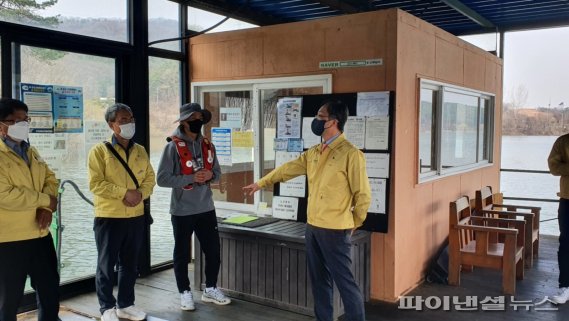 이진찬 경기도 안전관리실장 5일 안성 강건너빼리 도선장 현장안전점검 진행. 사진제공=경기북부청