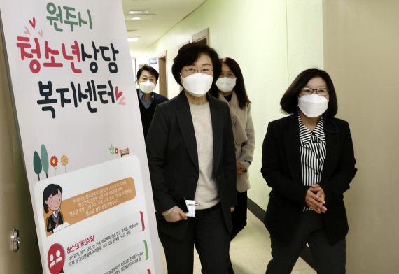 정영애 여성가족부 장관이 16일 오후 강원도 원주시 청소년상담복지센터를 방문, 시설을 둘러보고 방역상황을 점검하고 있다. (여성가족부 제공) 2022.2.16/뉴스1