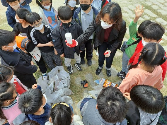 전북 부안군이 탄소중립과 기후변화에 대응하기 위해 지역민을 대상으로 '줄포만 갯벌 해양환경교육'을 실시한다© 뉴스1