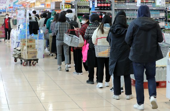 6일 오전 서울의 한 대형마트에서 시민들이 줄을 서서 포켓몬빵을 구매하고 있다. 2022.4.6/뉴스1 © News1 박세연 기자