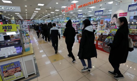 6일 오전 서울의 한 대형마트에서 시민들이 포켓몬빵을 구매하기 위해 줄을 서서 기다리고 있다. 2022.4.6/뉴스1 © News1 박세연 기자