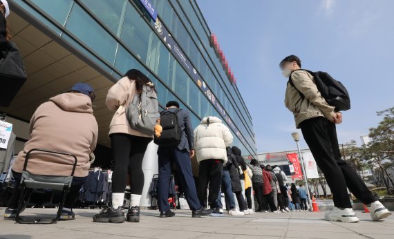 6일 오전 서울의 한 대형마트 앞에서 시민들이 포켓몬빵을 구매하기 위해 줄을 서서 기다리고 있다. 2022.4.6/뉴스1 © News1 박세연 기자