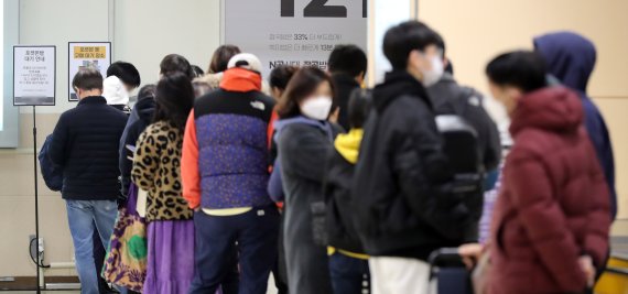 최근 재출시한 포켓몬빵이 큰 인기를 끌며 품귀현상을 겪고 있는 23일 서울에 위치한 한 마트에서 시민들이 오픈시간 전부터 포켓몬빵을 구매하기 위해 긴 줄을 서고 있다. 2022.3.23/뉴스1 © News1 장수영 기자