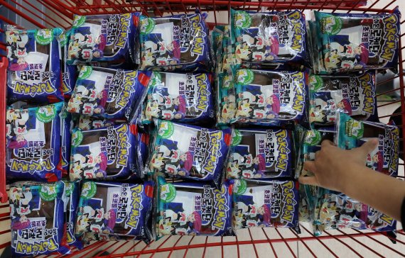 6일 오전 서울의 한 대형마트에서 시민들이 포켓몬빵을 구매하고 있다. 2022.4.6/뉴스1 © News1 박세연 기자