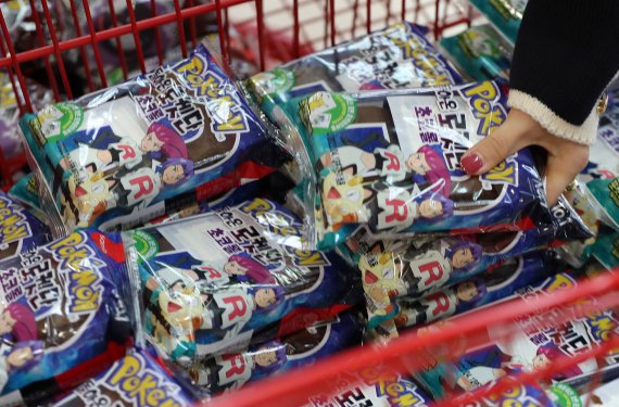 6일 오전 서울의 한 대형마트에서 시민들이 포켓몬빵을 구매하고 있다. 2022.4.6/뉴스1 © News1 박세연 기자