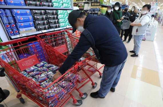 6일 오전 서울의 한 대형마트에서 시민들이 포켓몬빵을 줄을 서서 구매하고 있다. 2022.4.6/뉴스1 © News1 박세연 기자