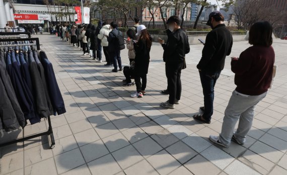 6일 오전 서울의 한 대형마트 앞에서 시민들이 포켓몬빵을 구매하기 위해 줄을 서서 기다리고 있다. 2022.4.6/뉴스1 © News1 박세연 기자