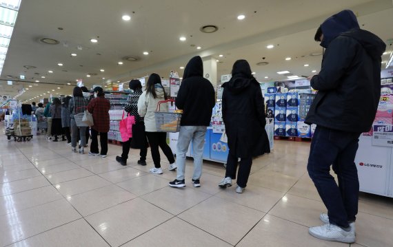 6일 오전 서울의 한 대형마트에서 시민들이 포켓몬빵을 구매하기 위해 줄을 서서 기다리고 있다. 2022.4.6/뉴스1 © News1 박세연 기자